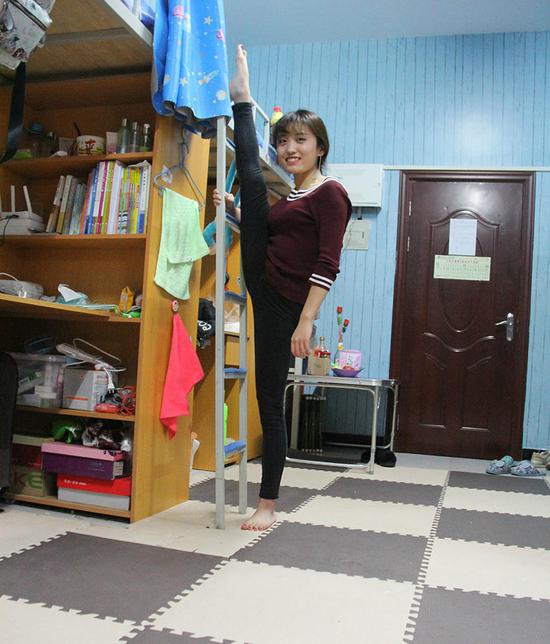 高校女生寢室內集體一字馬 比比誰更厲害(圖)8