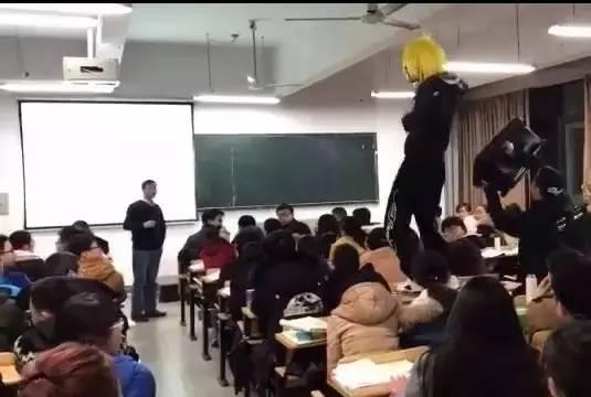 殺馬特闖入大學直播大鬧課堂 涉事3人被拘罰款2