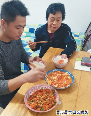 我是她的眼 哈工大研一新生吳步晨帶失明母親讀研1